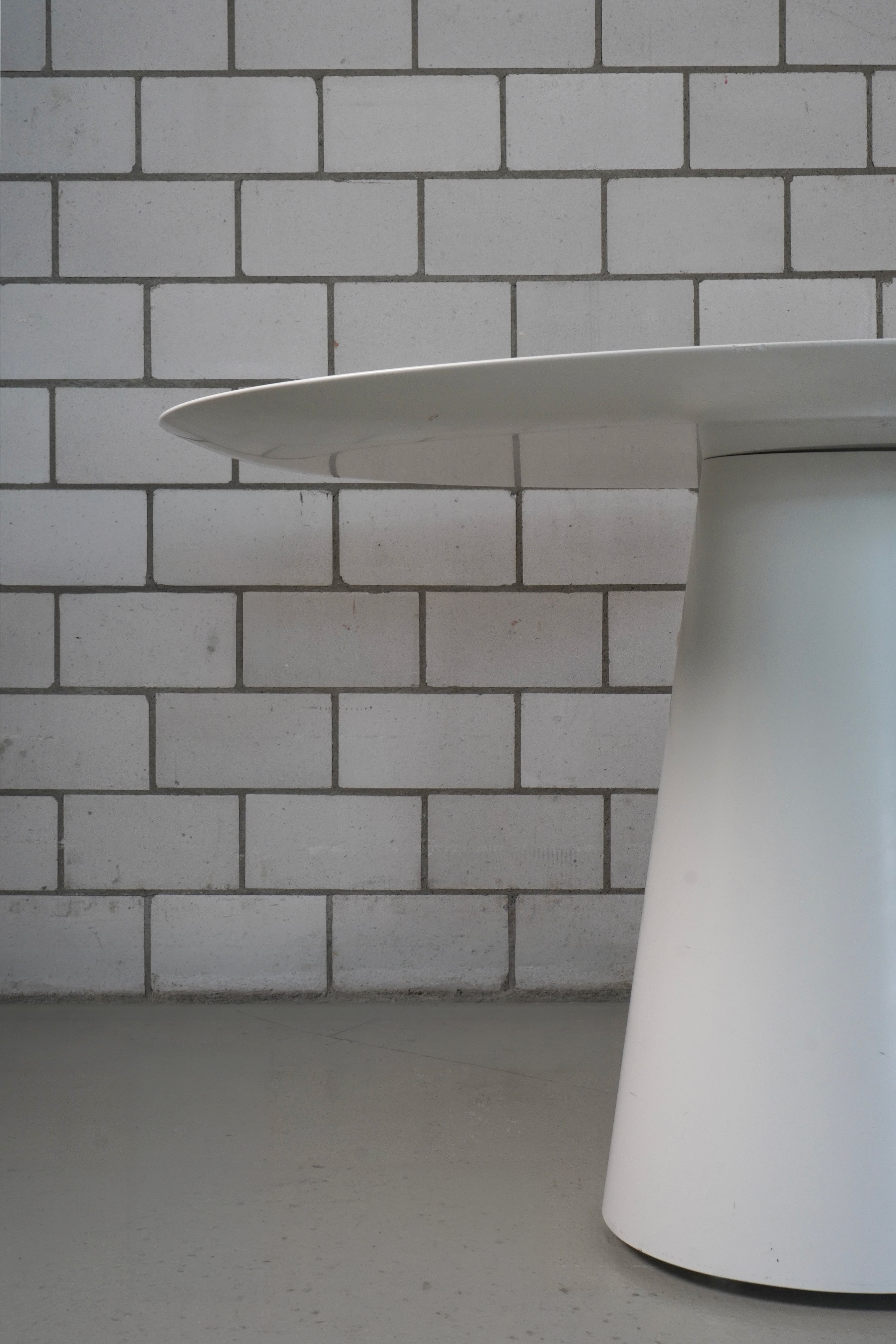 Hochwertiger Tisch mit Corian-Oberfläche