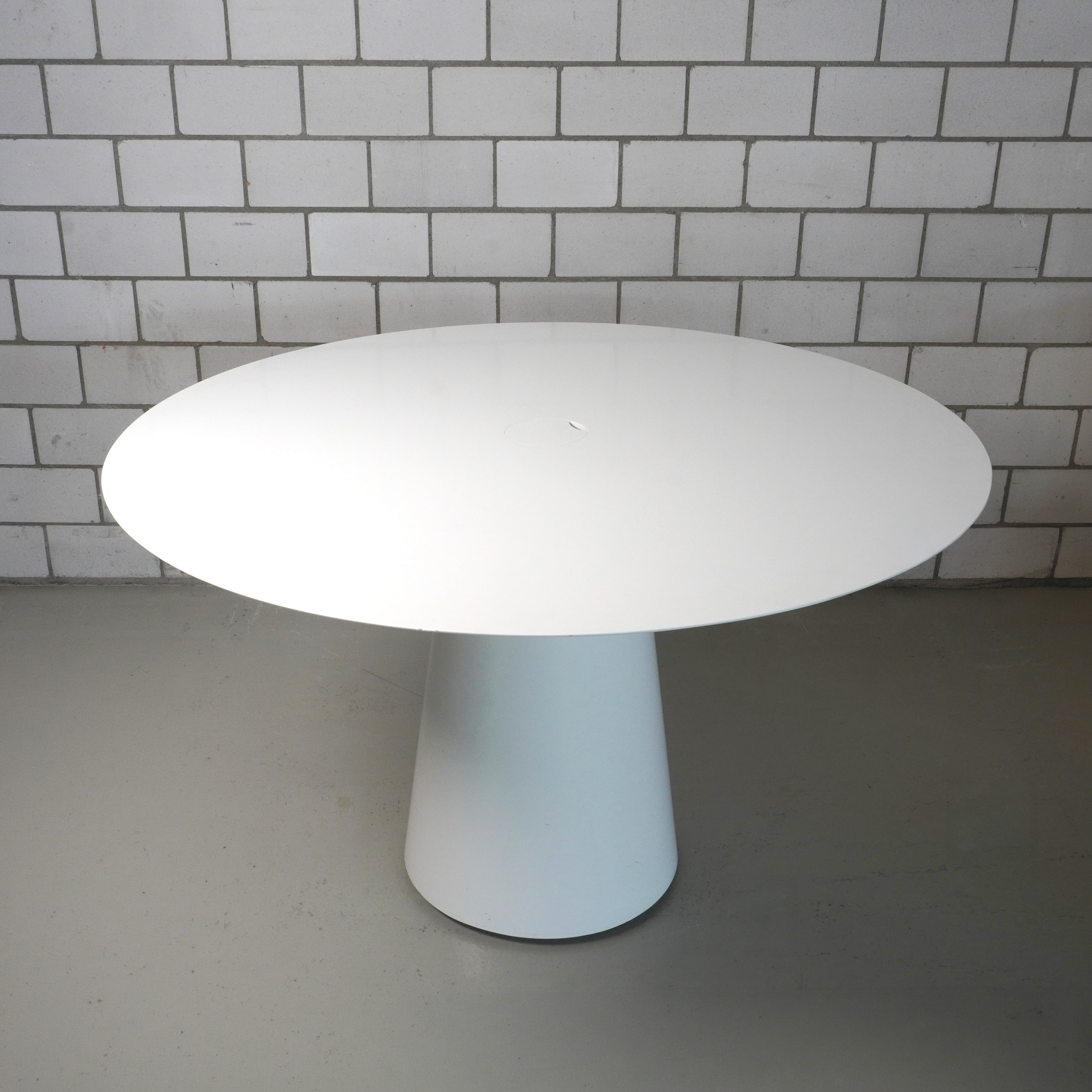 Hochwertiger Tisch mit Corian-Oberfläche